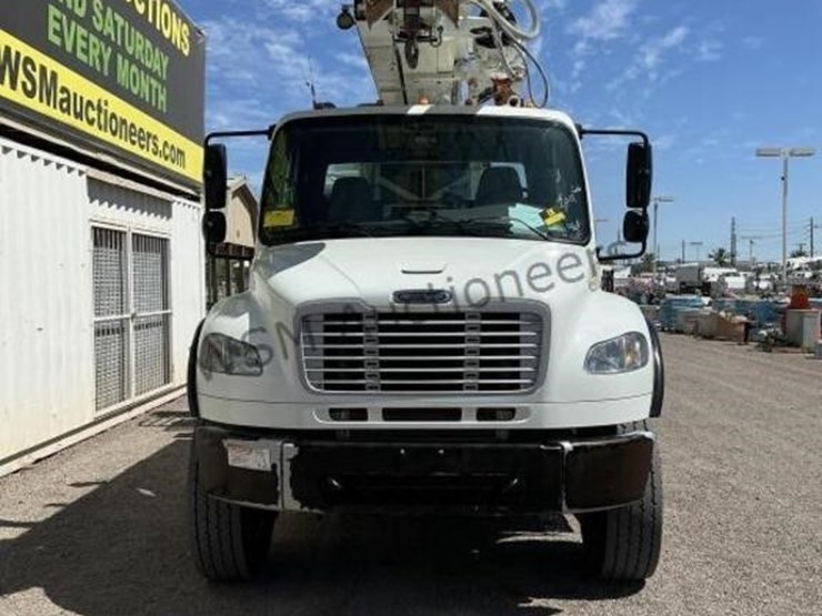 2011-freightliner-m2-106-image-4