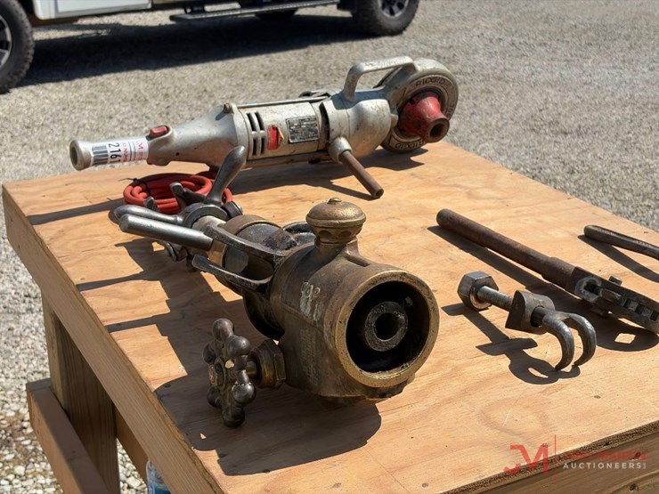 ridgid-700-a-electric-pipe-threader-with-tooling-and-dies-image-3