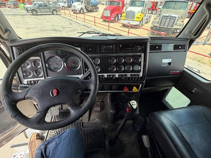2020-kenworth-t800-image-25