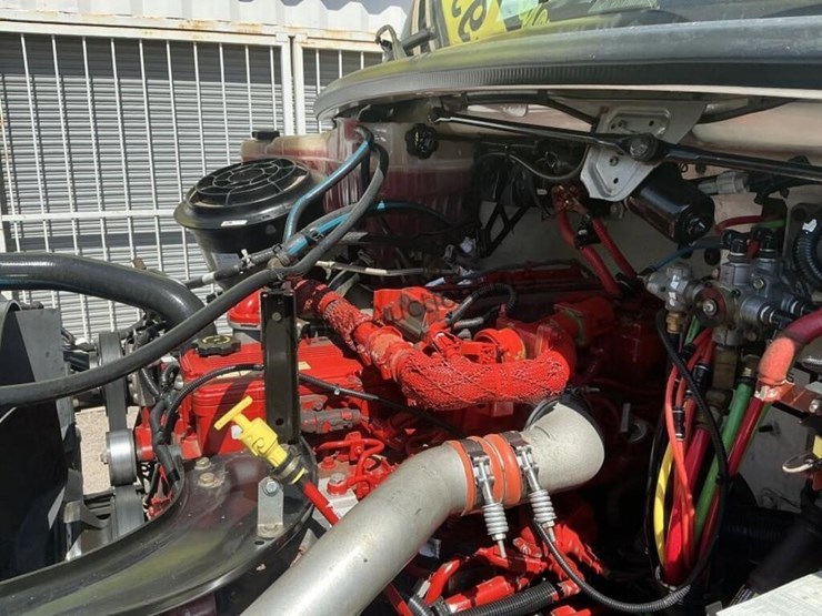 2011-freightliner-m2-106-image-23