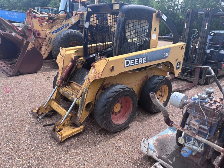 john-deere-320-image-2