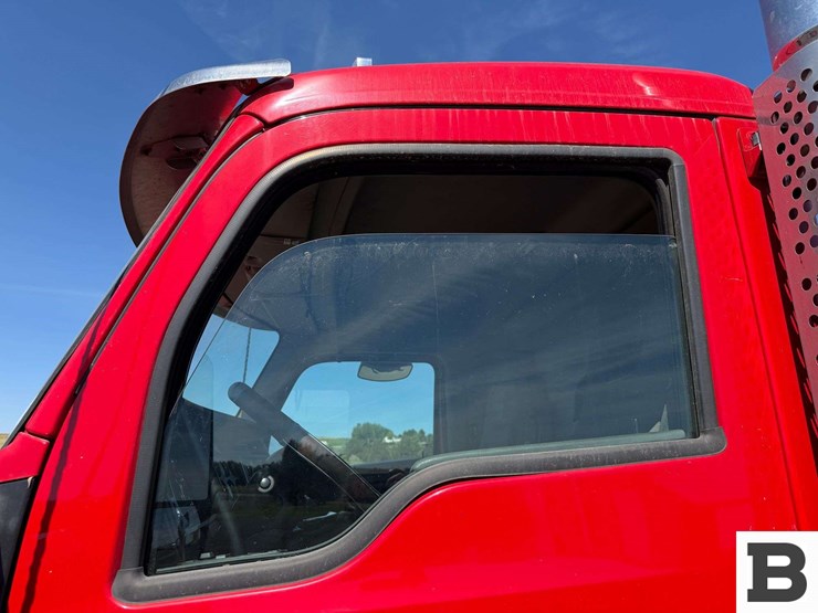 2015-kenworth-t880-image-13