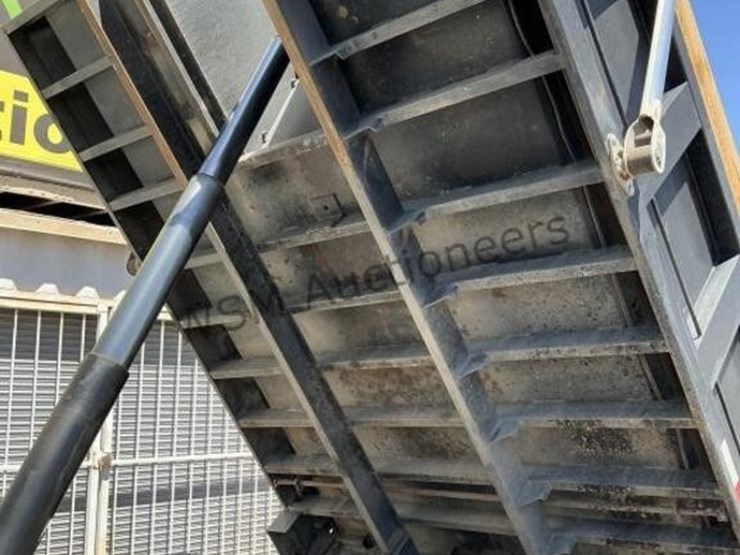 2012-freightliner-m2-106-image-24