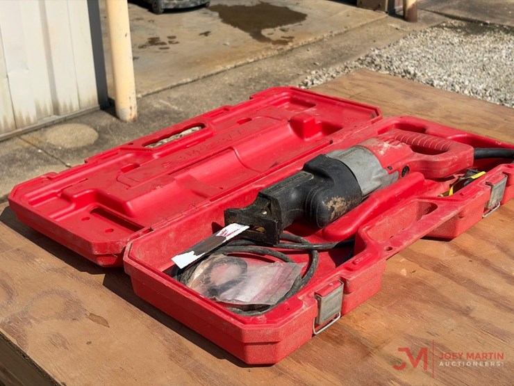 milwaukee-heavy-duty-electric-reciprocating-saw-with-case-image-1