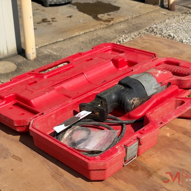 MILWAUKEE HEAVY DUTY ELECTRIC RECIPROCATING SAW WITH CASE