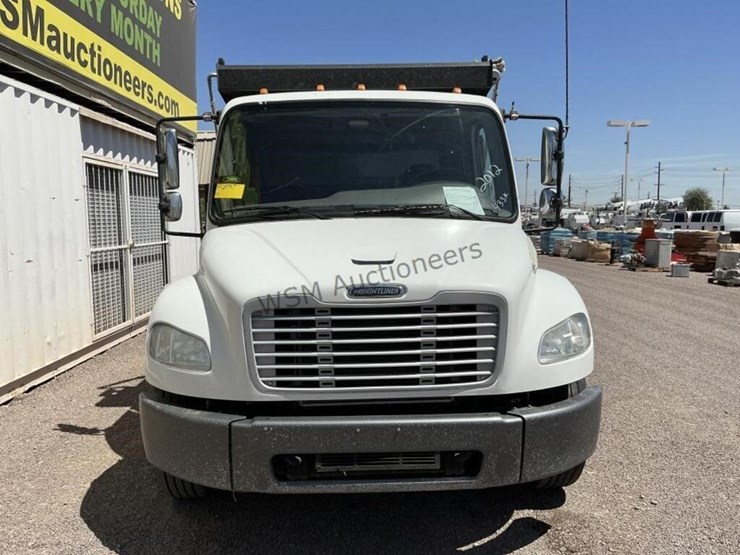 2012-freightliner-m2-106-image-3