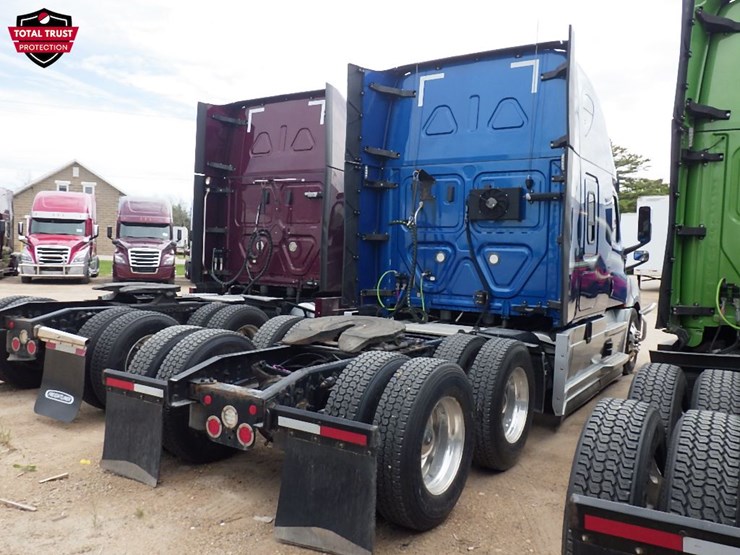 2021-freightliner-cascadia-126-image-11