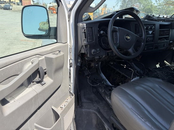 2016-chevrolet-express-3500-image-15