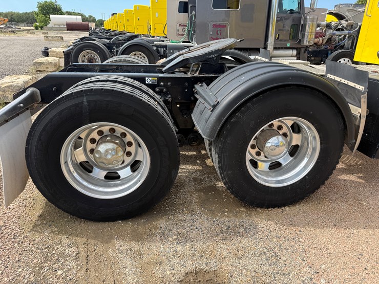 2016-kenworth-t800-image-16