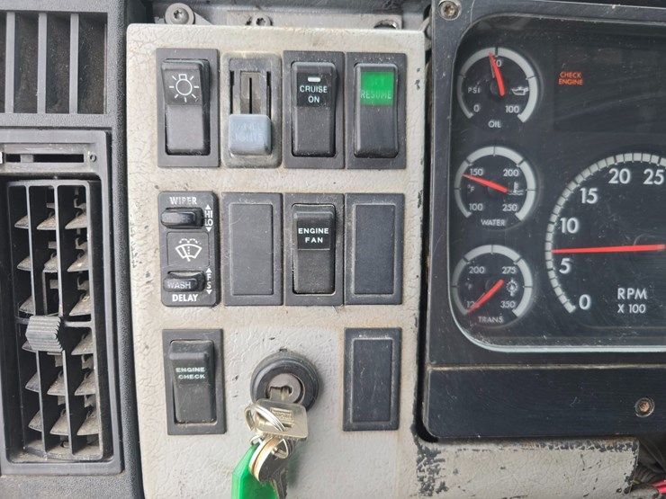 2001-freightliner-fl60-image-58