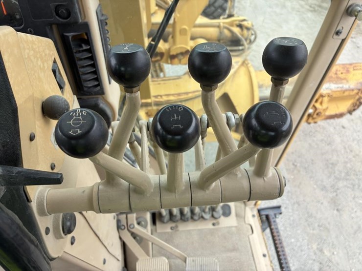 2004-caterpillar-143h-vhp-image-24
