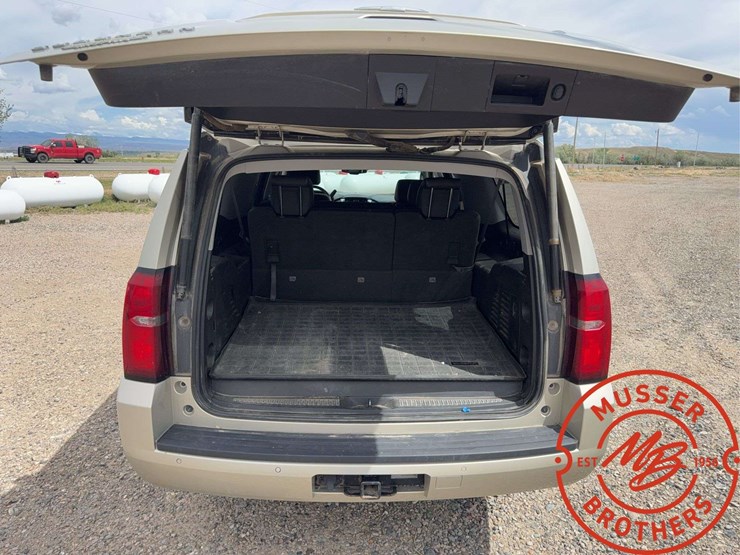2015-chevrolet-suburban-1500-image-27