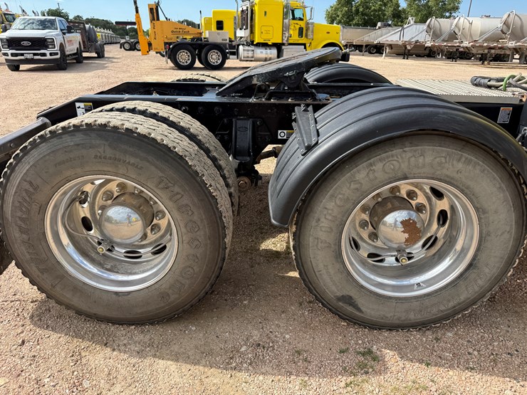 2018-peterbilt-567-image-15