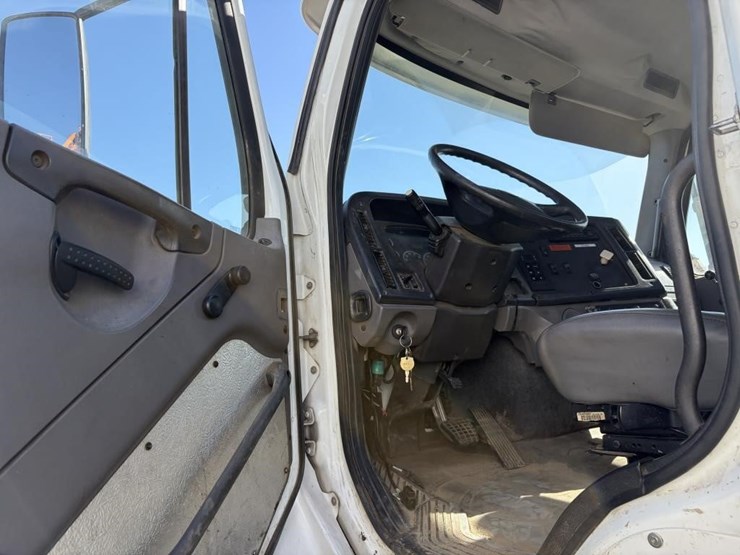 2012-freightliner-114sd-image-17