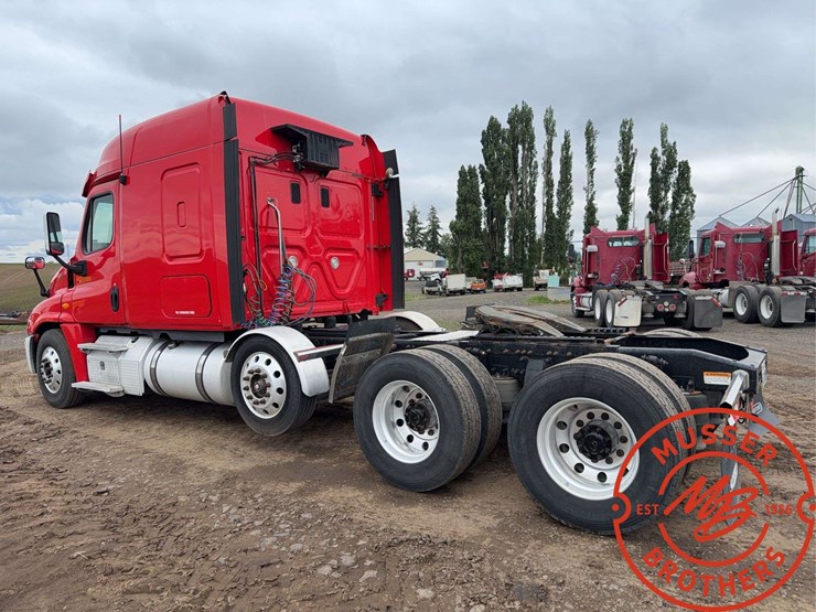 2013-freightliner-cascadia-125-image-5