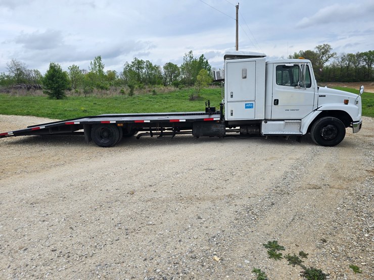 2001-freightliner-fl60-image-18