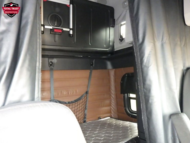 2021-freightliner-cascadia-126-image-4