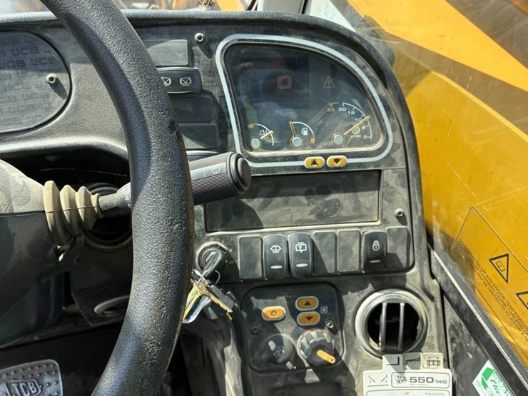 2014-jcb-550-140-image-18