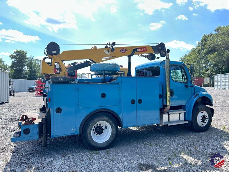 2010-freightliner-m2-106-image-3