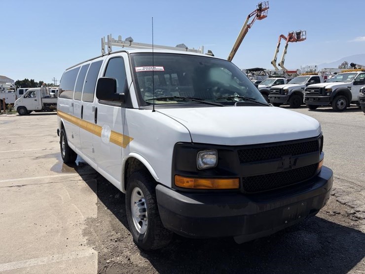 2016-chevrolet-express-3500-image-2