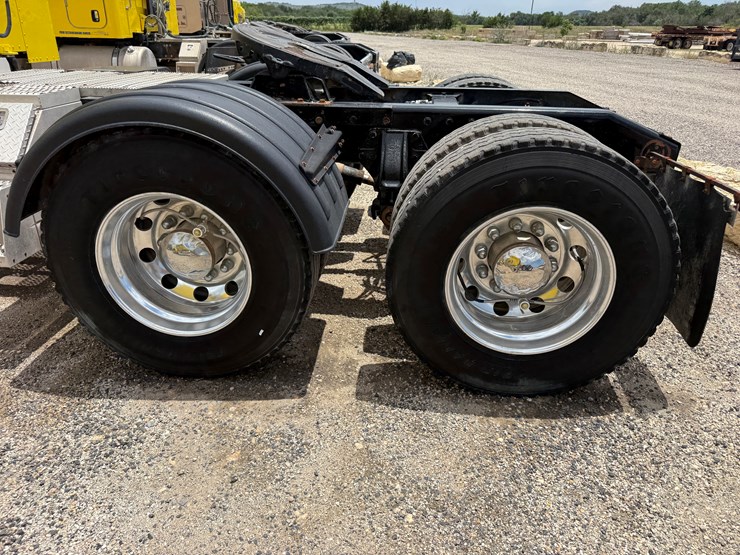 2014-peterbilt-389-image-17