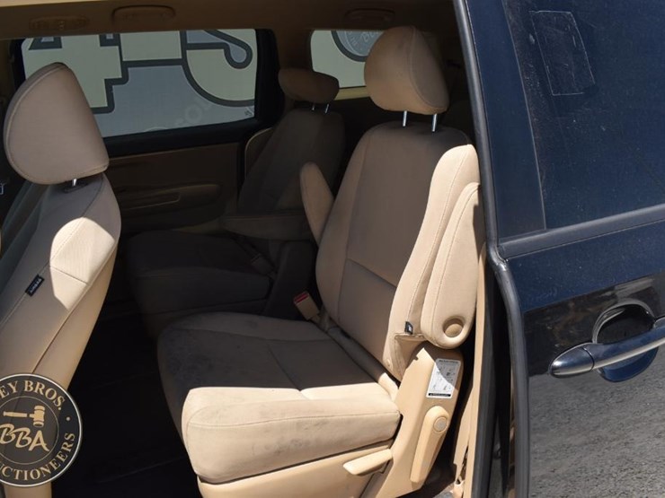 2015-kia-sedona-lx-image-21