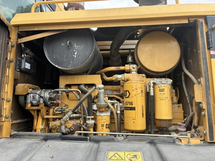 2004-caterpillar-143h-vhp-image-16