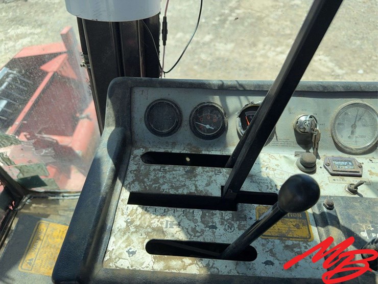 hesston-8400-image-33