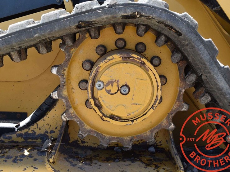 2016-caterpillar-d2-image-30