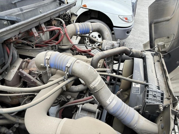 2002-freightliner-fl80-image-9