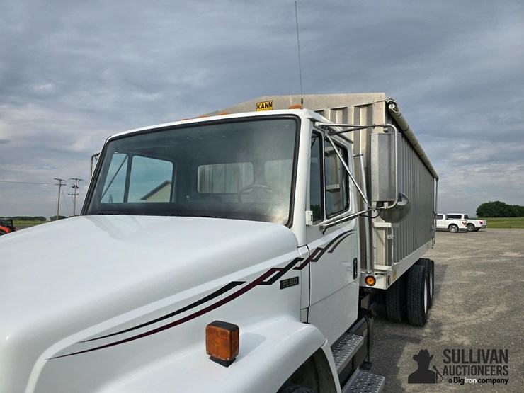 2000-freightliner-fl80-image-9