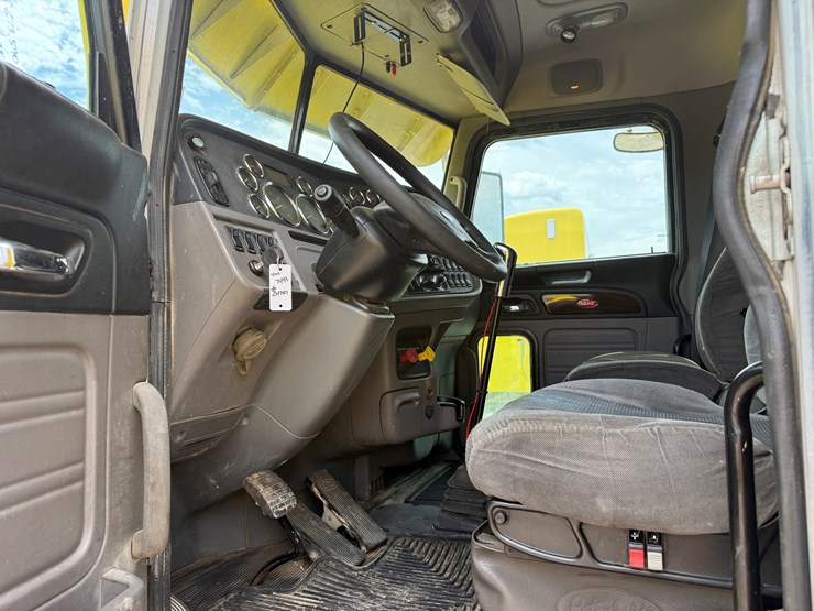 2013-peterbilt-389-image-11