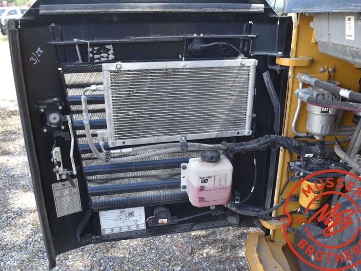 2018-caterpillar-d2-image-39