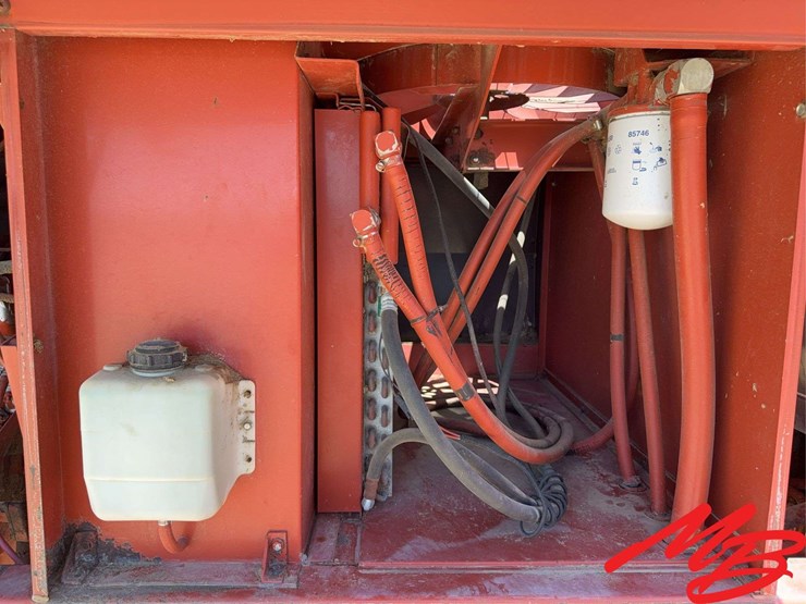 hesston-8400-image-24