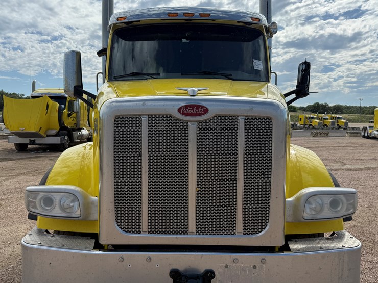 2018-peterbilt-567-image-2