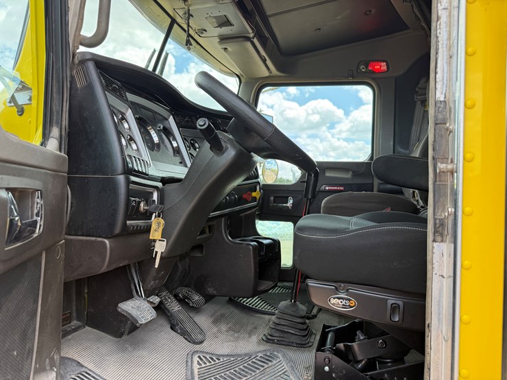 2016-kenworth-t800-image-11