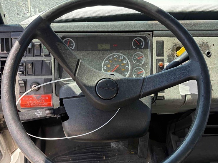2001-freightliner-fl70-image-18
