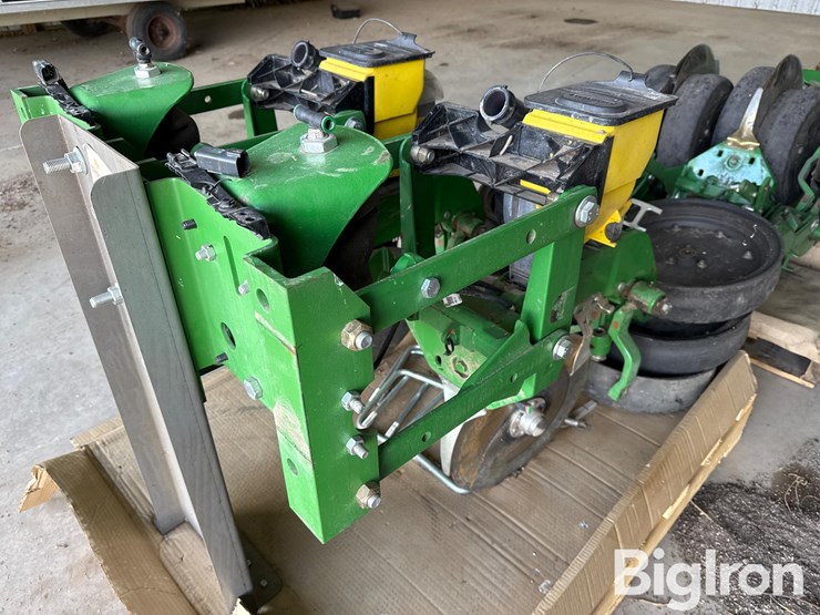 john-deere-planter-row-unit-image-1