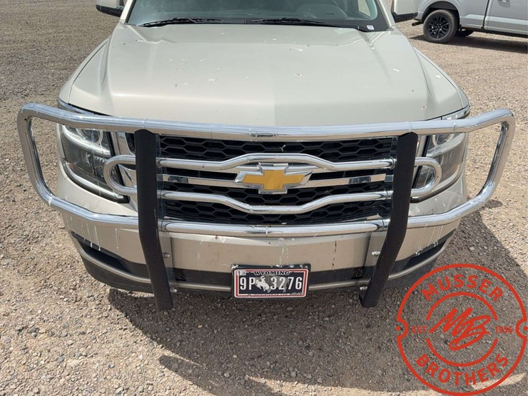2015-chevrolet-suburban-1500-image-9