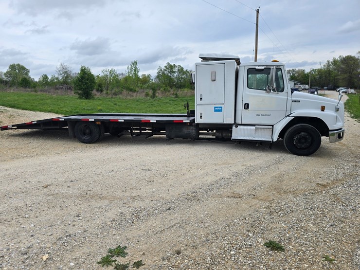 2001-freightliner-fl60-image-19