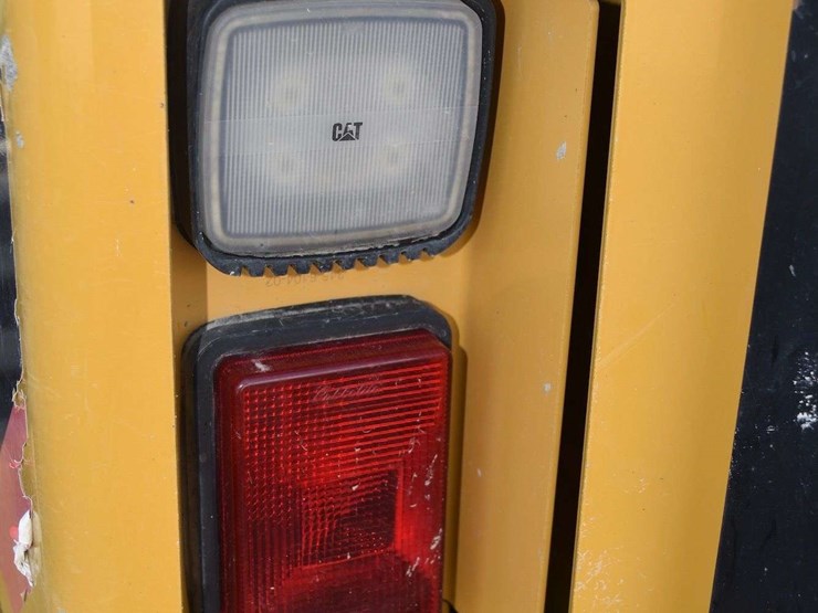 2016-caterpillar-d2-image-40