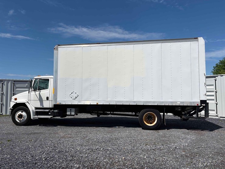 2001-freightliner-fl70-image-6