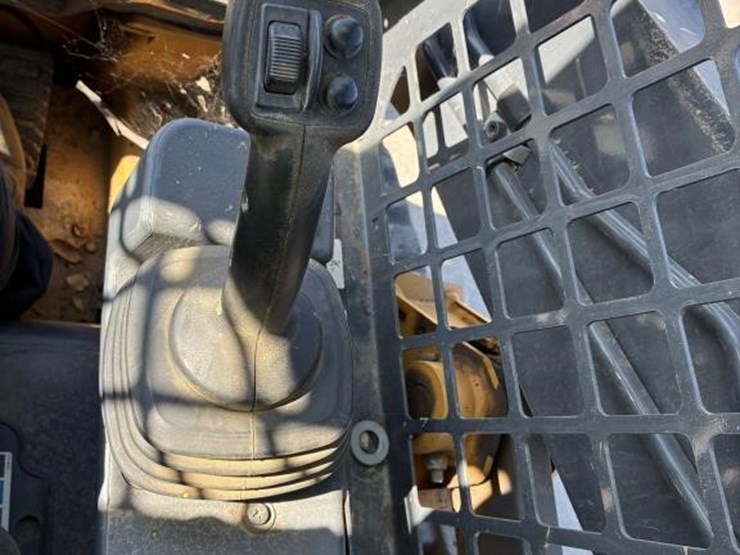 2023-deere-317g-image-13