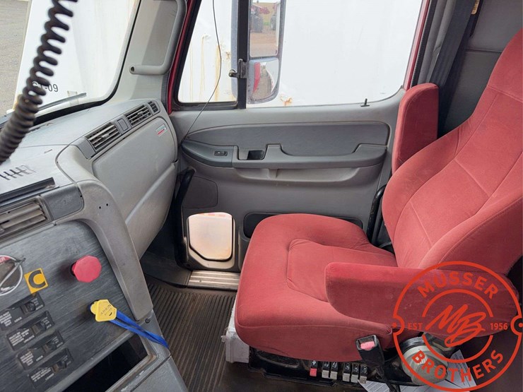 2007-freightliner-columbia-120-image-21
