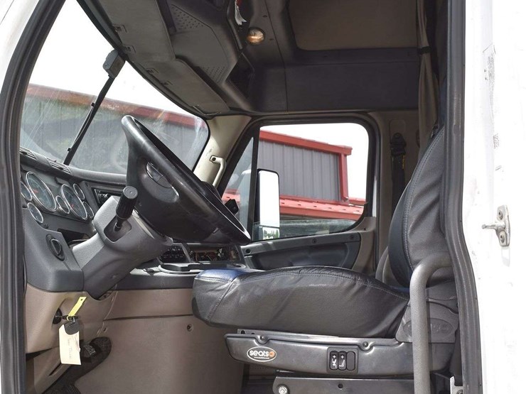 2017-freightliner-cascadia-125-image-34