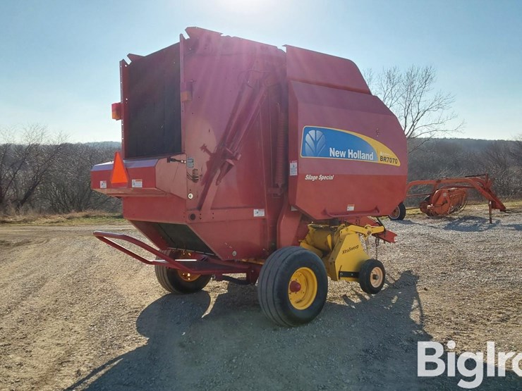 2012-new-holland-br7070-image-5