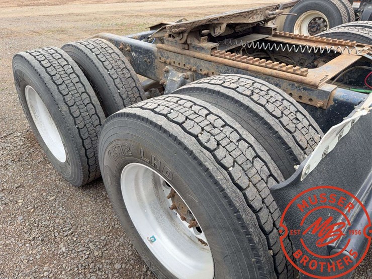 1997-freightliner-fld120-image-9