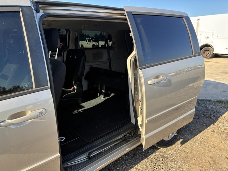 2016-dodge-grand-caravan-image-12