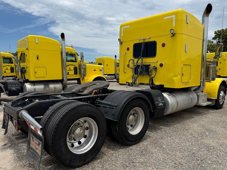 2015-peterbilt-389-image-5