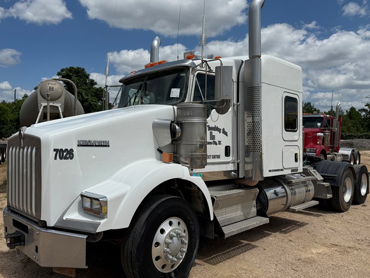 2016-kenworth-t800-image-1